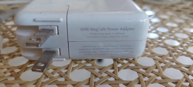 
								Macbook Original charger  60w and 87w full									